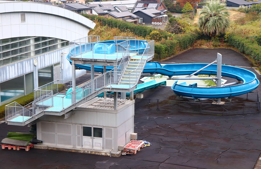 屋外ウォータースライダー2基（高さ7m×長さ62m、高さ3m×長さ23m）画像